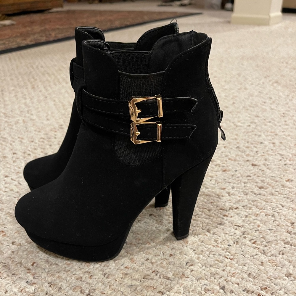 A black pair of shoes in size 5&1/2